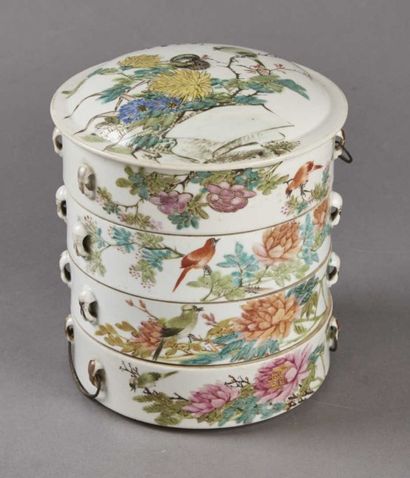 CHINE Un pot couvert avec un bol a saké en porcelaine à décor de trois personnes,...