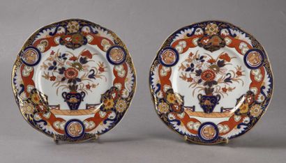 Angleterre Paire d'assiettes à décor Imari d'un vase fleuri. Diam: 23,5 cm.