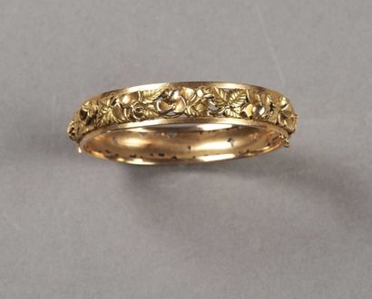 null BRACELET jonc en or jaune 18 K (750/000) ajouré et sculpté de fleurs. Poids:...