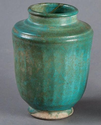 IRAN. GOURGAN Vase émaillé à panse ovoïde décoré turquoise sous glaçure de cannelures...