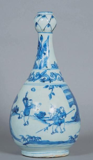 CHINE Vase bouteille, le col terminé par un bulbe décoré en bleu sous couverte de...