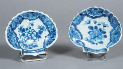 CHINE Deux coupelles en forme de coquille Saint-Jacques décorées en bleu sous couverte...