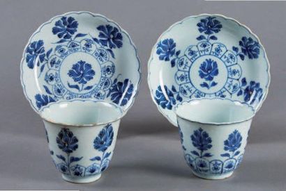 CHINE Deux gobelets et leurs soucoupes décorés en bleu sous couverte de fleurs de...