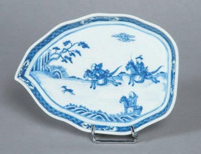 CHINE Plateau ovale en forme de feuille décoré en bleu sous couverte de trois cavaliers...