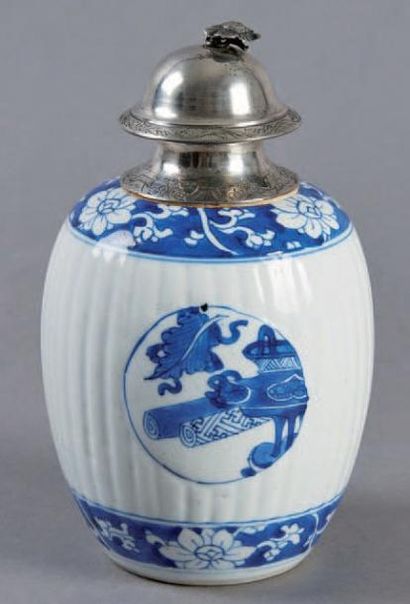 CHINE Petit pot ovoïde godronné décoré en bleu sous couverte d'objets précieux dans...