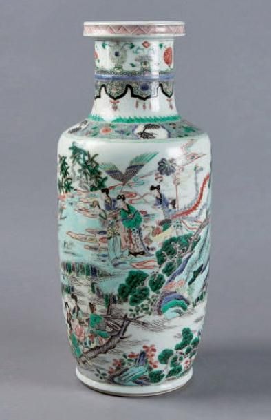 CHINE Vase de forme rouleau à décor polychrome des émaux de la famille verte de femmes...