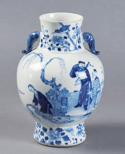 CHINE Vase ovoïde à col cylindrique orné de deux petites anses enforme de tête d'éléphant,...