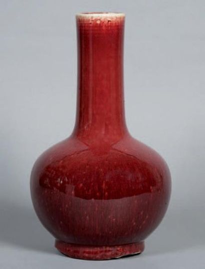 CHINE Vase bouteille à couverte monochrome sang de boeuf. XIXe siècle. H. 35 cm....