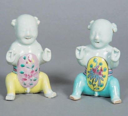 CHINE Paire de figurines représentant les enfants Hoho assis, décorés en émaux de...