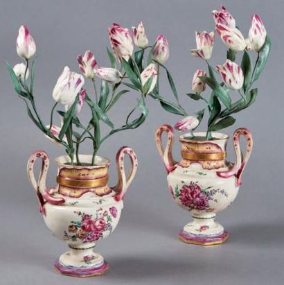PARIS Manufacture de OLIVIER Paire de vases à anses surélevées entourées de draperies,...