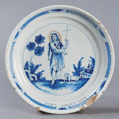 NEVERS Assiette calotte à décor patronymique en camaïeu bleu représentant Saint Jean-Baptiste...