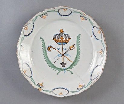 NEVERS Assiette à bord contourné à décor polychrome de la réunion des Trois Ordres,...