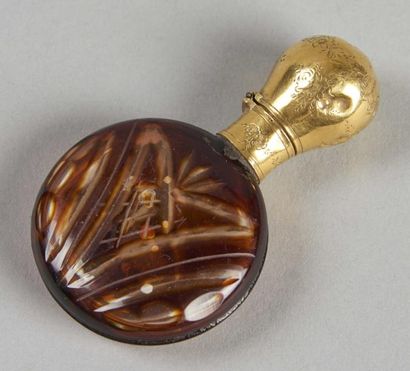 null FLACON à sels en cristal de Bohème ambre taillé, bouchon en or 18 K (750/000)....