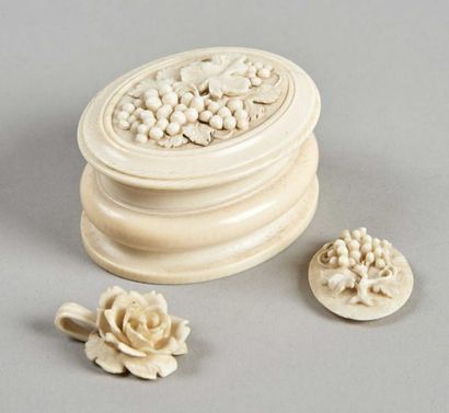 null TABATIERE ovale en ivoire, le couvercle sculpté de pampres. XIXe siècle. Longueur:...