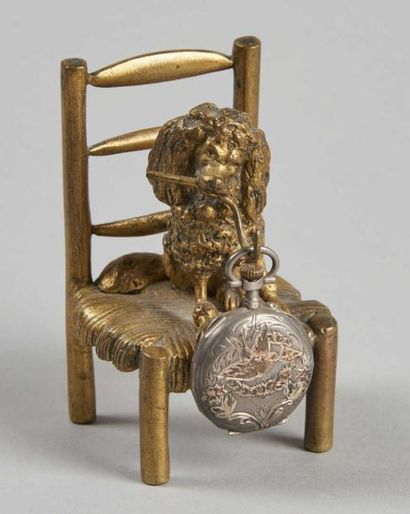 null PORTE MONTRE "Caniche sur une chaise paillée" en bronze doré. H: 8,7 cm. On...