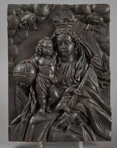 null BAS RELIEF rectangulaire en bois sculpté représentant la Sainte Vierge couronnée...