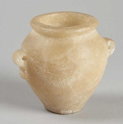 EGYPTE Vase ovoïde à deux passants en albâtre. Epoque Moyen Empire. Petits éclats....