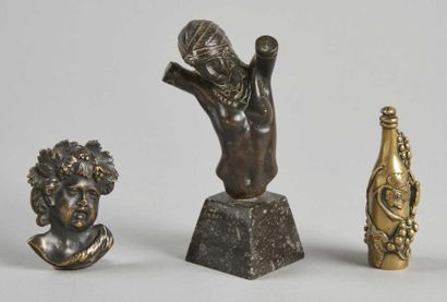null ENSEMBLE comprenant: buste d'égyptienne en bronze à patine brune reposant sur...