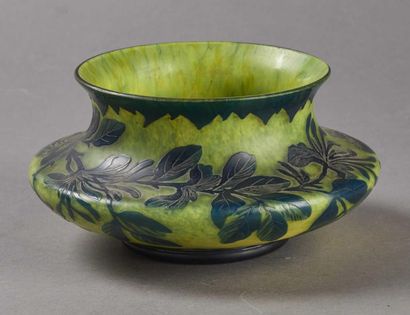D'AURYS Vase à panse plate en verre marbré vert. H. 10 cm.