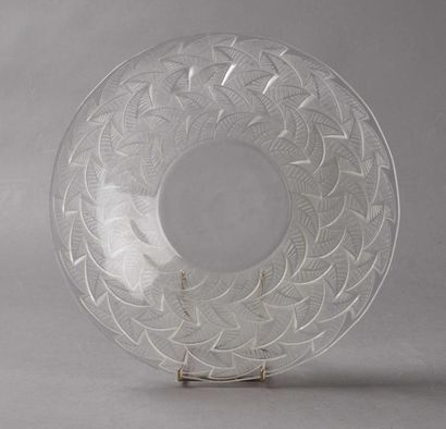 R. LALIQUE Coupe ouverte Ormeaux N°1 en verre moulé pressé patiné. Signée R Lalique...