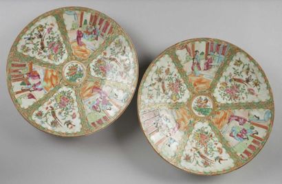 null CANTON - Deux plats ronds en porcelaine à décor polychrome de personnages dans...