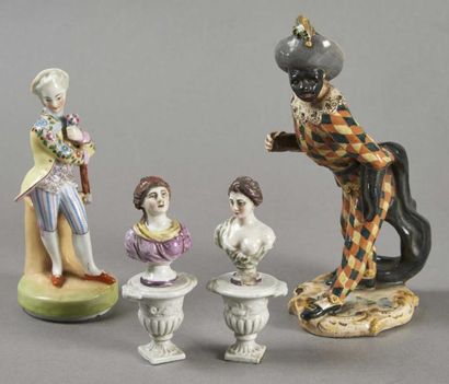 null LOT DE SUJETS en porcelaine polychrome: arlequin, petit marquis, deux bustes...