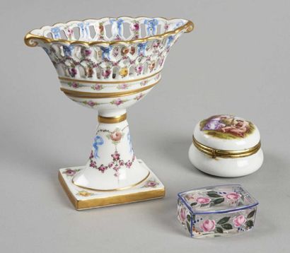 PARIS Petit lot comprenant: Vase éventail de mariée à décor polychrome. XX°siècle....