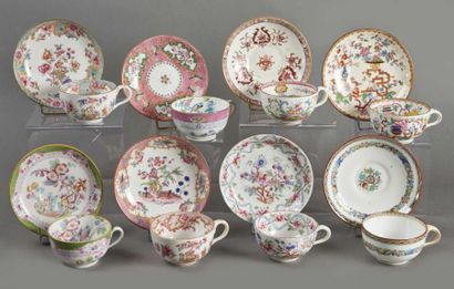 Angleterre Sept tasses à thé en porcelaine polychrome et leurs soucoupes, on y joint...