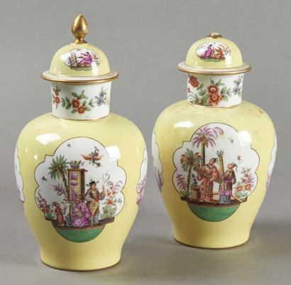 Allemagne Deux vases balustre couverts à décor de réserves animées de personnages...