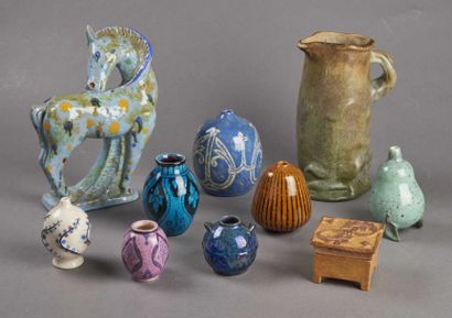 R.EVEN et Anonyme ENSEMBLE comprenant: Sept vases en céramique, un cheval et un pichet....