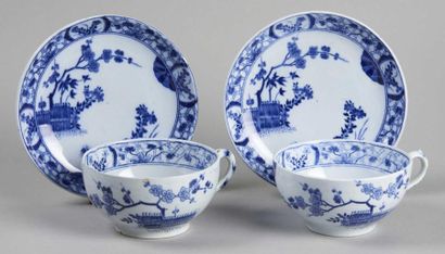CREIL et MONTEREAU Deux tasses à dejeuner, modèle Japon en camaieu bleu.
