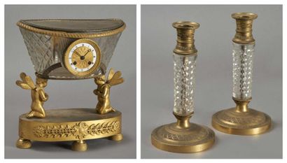 null GARNITURE DE CHEMINEE comprenant une pendule en bronze ciselé doré et cristal...