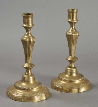 null PAIRE DE FLAMBEAUX en bronze doré à bases contournées décorés de perles comme...