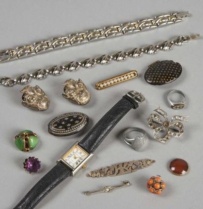 null LOT DE BIJOUX FANTAISIE: bracelets, montres, broches, perles, pierres dures...