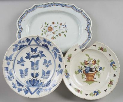 Trois plats en céramique à décors polychromes divers XVIIIème siècle. Accidents....