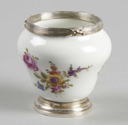 SÈVRES (GENRE DE) Petit pot balustre en porcelaine à décor polychrome de fleurs....