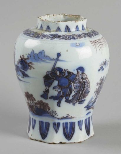 NEVERS Vase balsutre à pans coupés décoré en camaïeu bleu dans le goût de la chine...