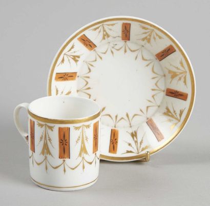 PARIS Gobelet litron et sa sous tasse en porcelaine à décor poylchrome de motifs...