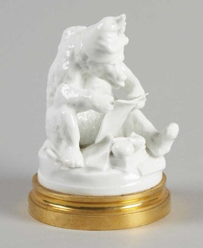 PARIS Encrier en porcelaine blanche figurant un ours. Adapté d'une monture en bronze...