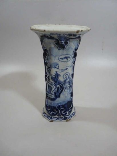 DELFT Deux vases l'un de forme cornet l'autre ovoïde décorés en camaïeu bleu du baptème...