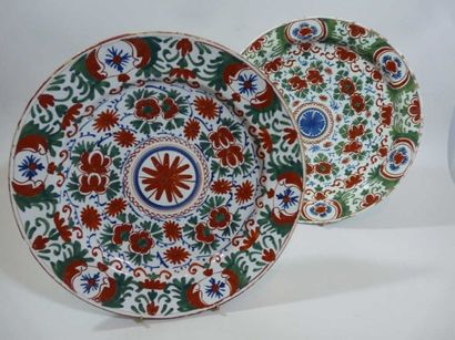 DELFT Deux plats ronds à décors polychromes de rosaces et de fleurs. XVIIIème siècle....