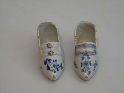 ANGLETERRE Bristol, DELFT ANGLAIS Paire de souliers à décor de fleurs en camaïeu...
