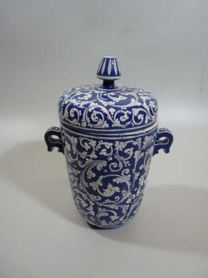Nevers (genre de) Vase couvert à deux anses décoré de guirlandes rocailles en bianco...