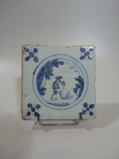 NEVERS et NORD Trois carreaux à décor de personnages en camaïeu bleu. XVIIIème siècle....