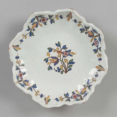 ROUEN Petite coupe à bord contourné à décor polychrome de fleurs. XVIIIème siècle....