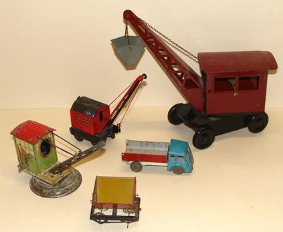 null VB - Charles ROSSIGNOL: jouets de bazar: 3 grues de chantier - camion et wagon...