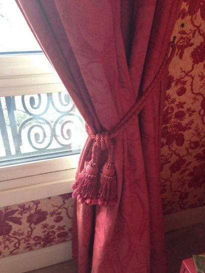 null PAIRE de double rideaux en coton damassé rouge doublés de black out blanc et...