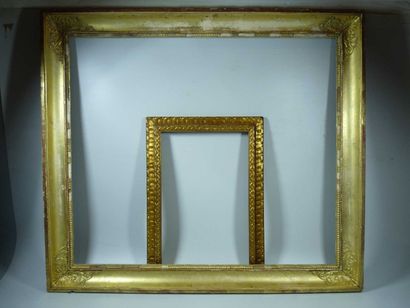 null CADRE en bois sculpté doré à décor de palmettes. XIXe siècle. 70 x 61 cm - Dimensons...