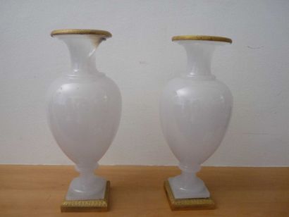 null PAIRE de vases ovoïdes à col resseré et base carrée, monture en bronze doré...