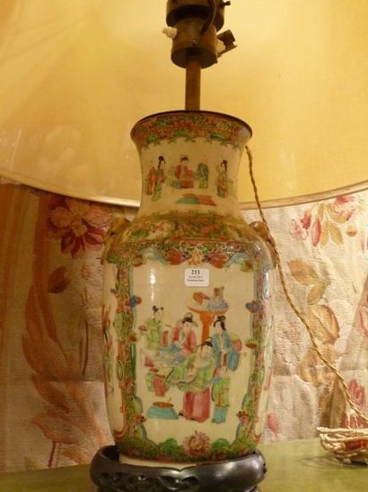 CANTON Vase en porcelaine à décor de guerriers. XIX°siècle